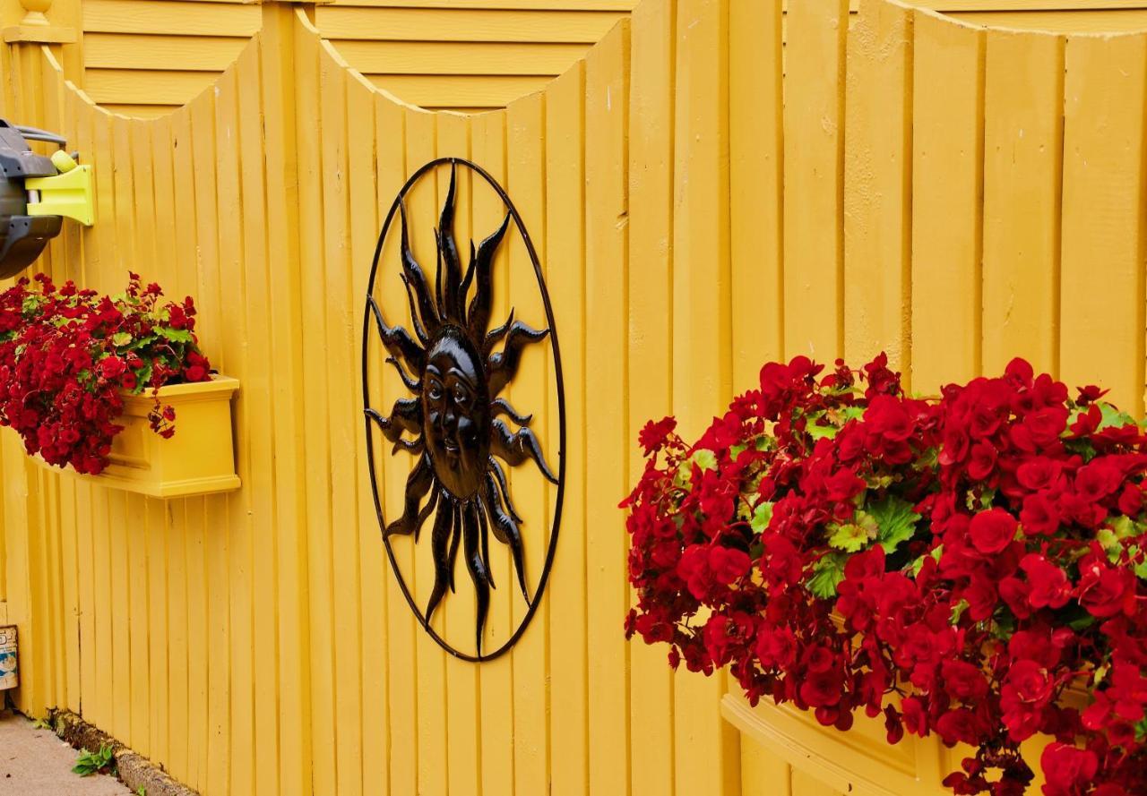 Rum Runner Inn Луненберг Экстерьер фото