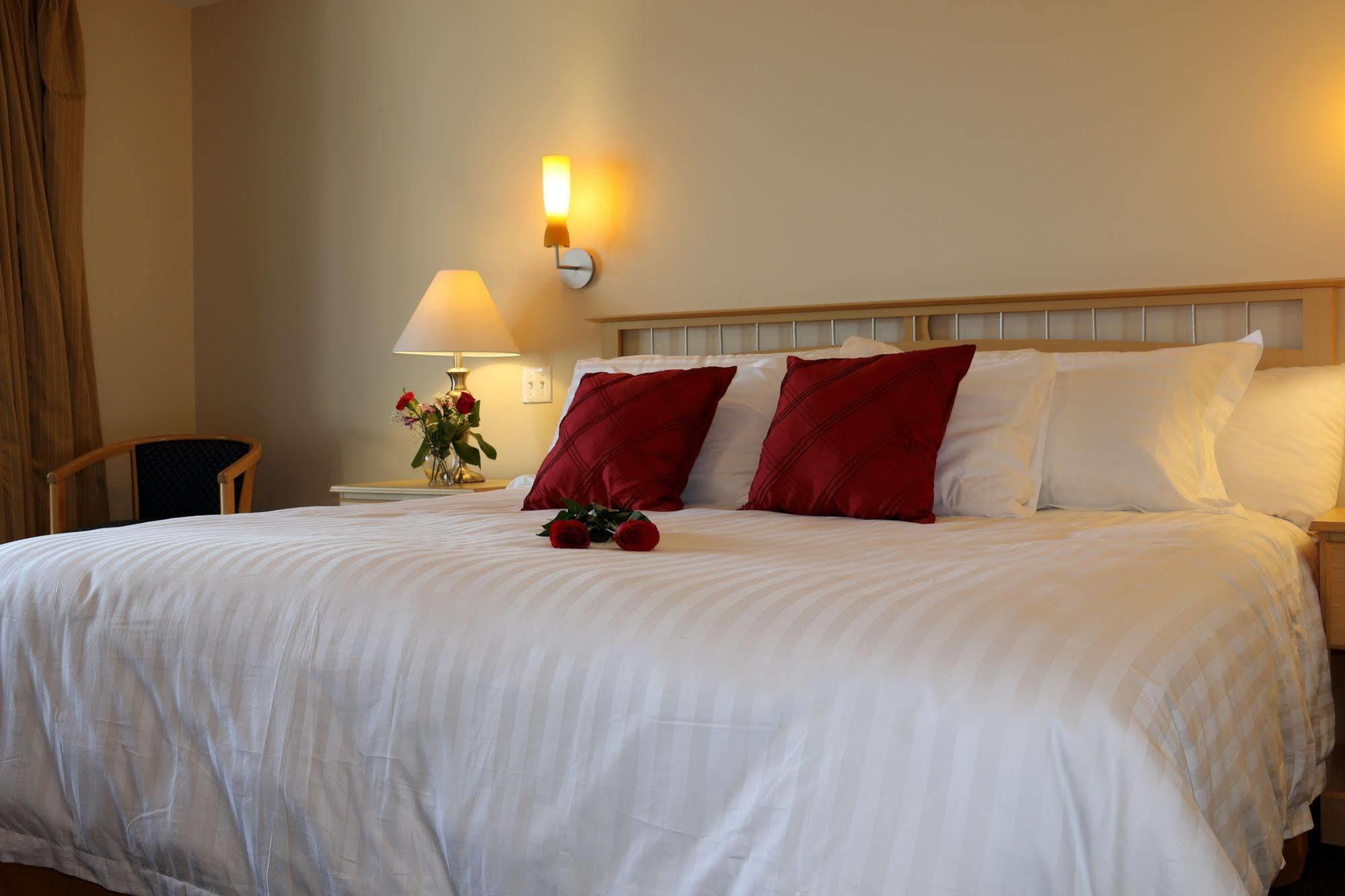 Rum Runner Inn Луненберг Экстерьер фото