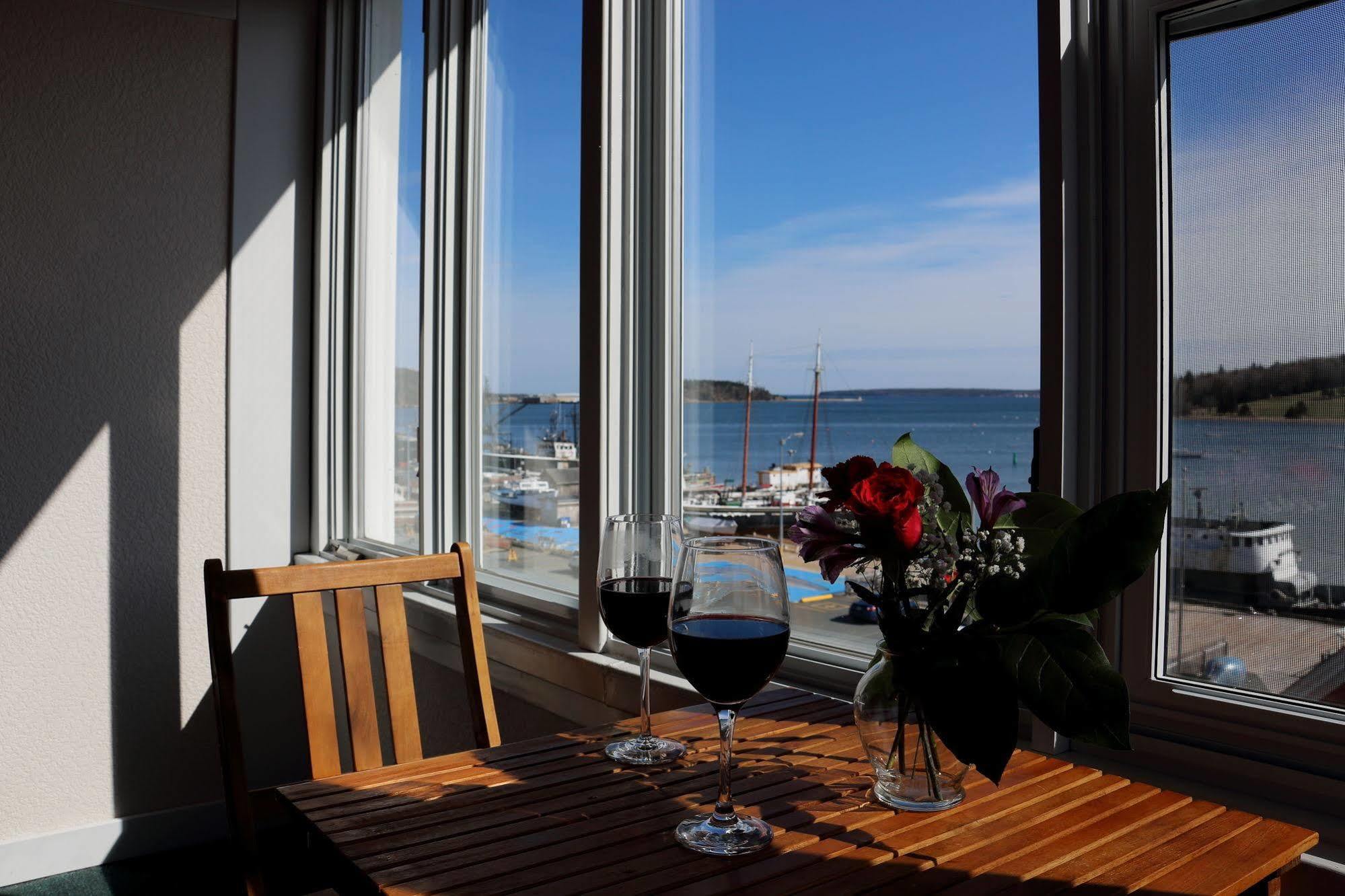 Rum Runner Inn Луненберг Экстерьер фото